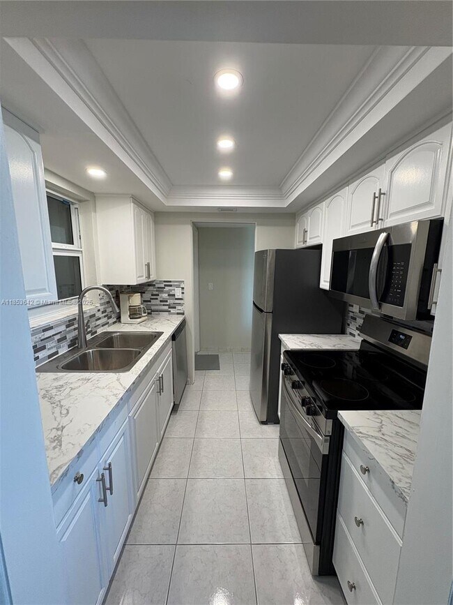 Building Photo - 1069 Hillsboro Mile