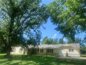 Building Photo - 711 W Lilac St