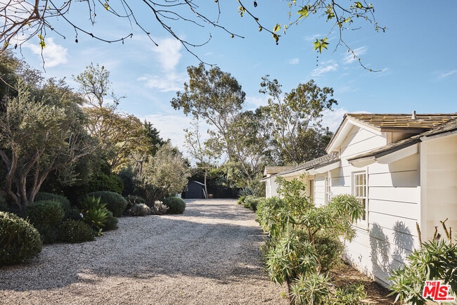 Building Photo - 6715 Fernhill Dr