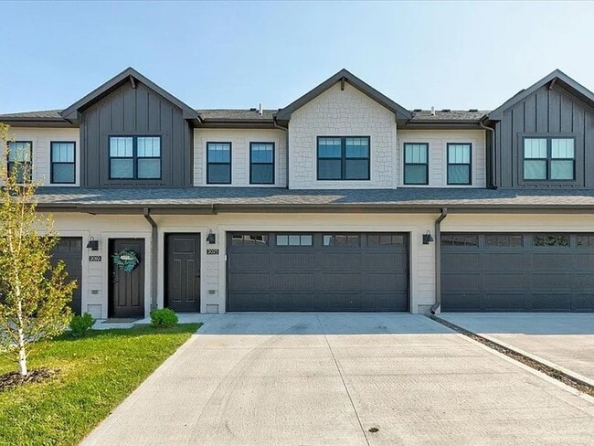Building Photo - Charming 3-Bed Townhome in Prairie Trail