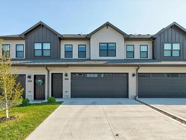 Foto del edificio - Charming 3-Bed Townhome in Prairie Trail