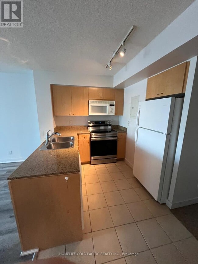 Building Photo - 373 Front St W