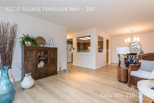 Photo du bâtiment - Updated 55+ Condo with Covered Parking