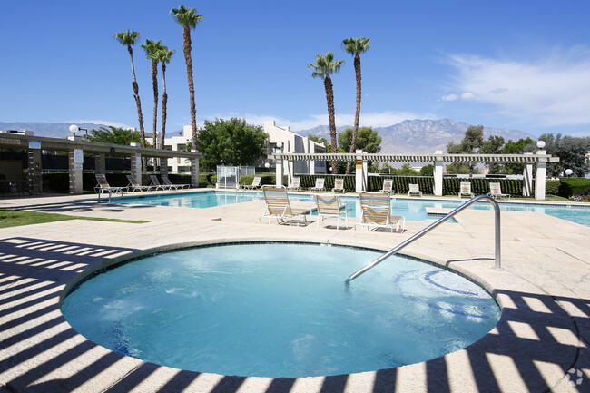 Área de piscina y spa - Ocotillo Place Apartments