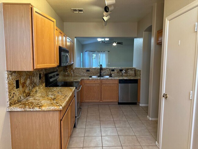 Foto del edificio - Welcome to your Gorgeous 3 bed/ 2bath home...