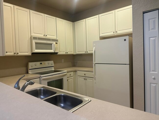 Building Photo - 3041 SE Lexington Lakes Dr
