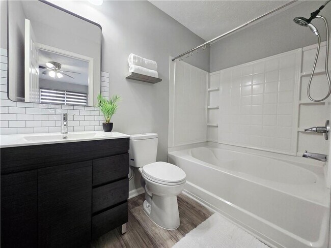 Building Photo - 2430 Piering Dr