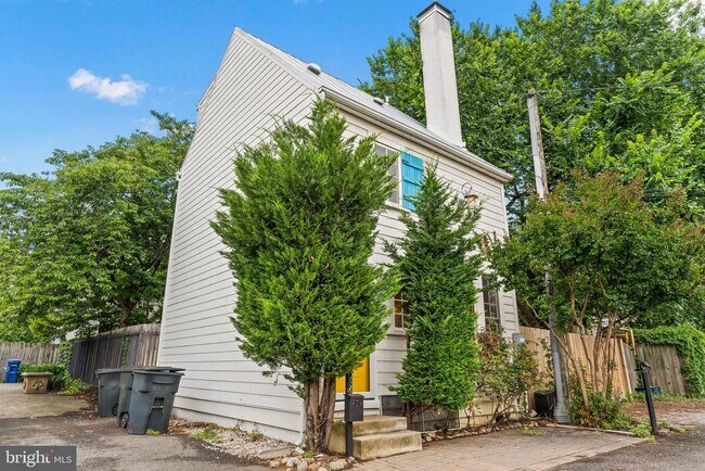 Building Photo - 220 Hollis Alley