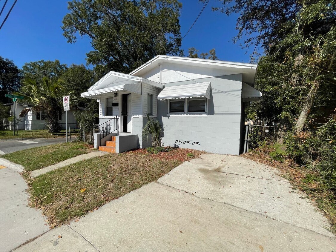 Foto principal - Single Family home available now!