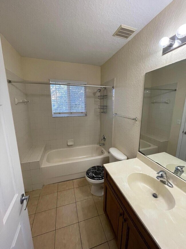 Building Photo - 1936 Gardenia Ct