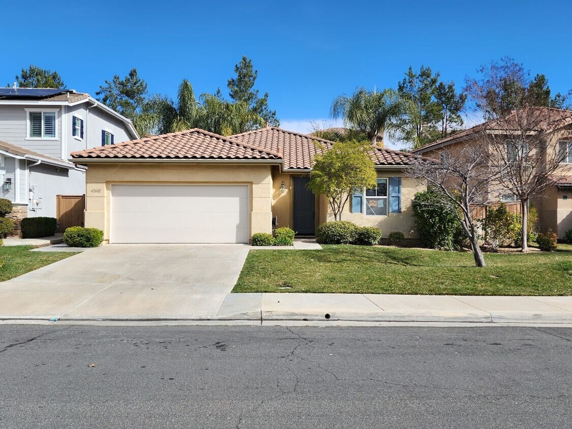 Foto principal - Single Level 3 Bedroom Home in Crowne Hill