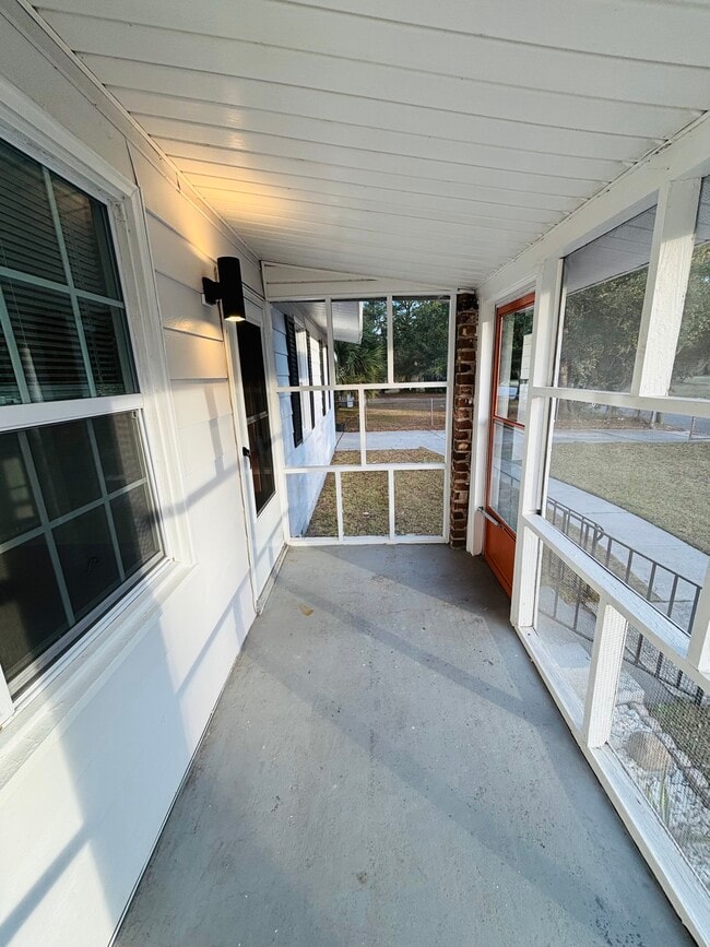 Building Photo - 1312 E 60th St