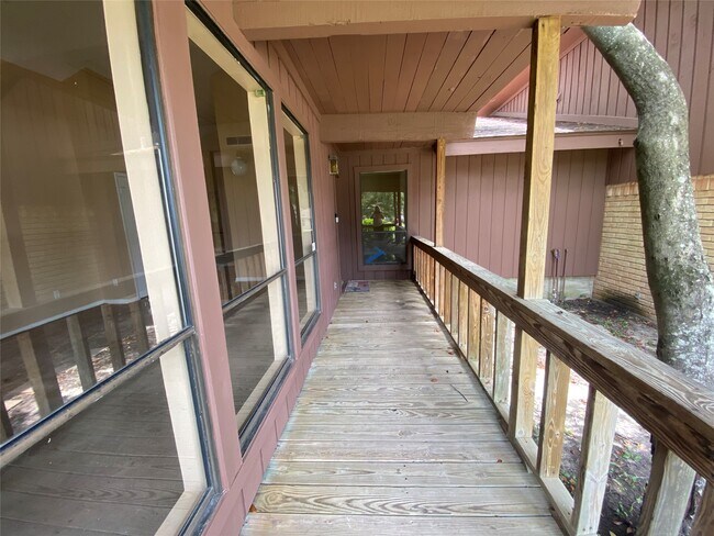 Foto del edificio - 24600 Darkwood Ct