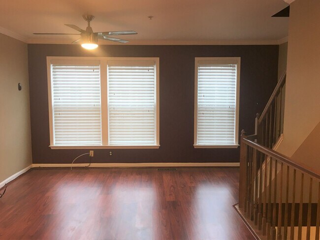 Building Photo - Gorgeous 2 BR/2.5 BA Townhome in Upper Mar...