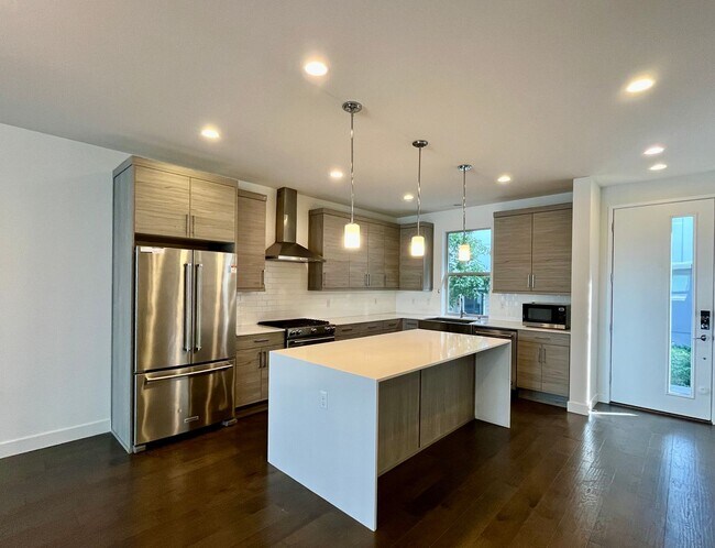 Foto del edificio - Spacious 4 Bed / 3 Bath Home with Stunning...