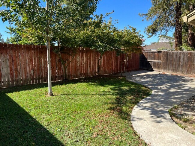 Building Photo - Updated 2 bedroom + a loft in Manteca!