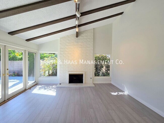 Foto del edificio - 10835 Slater Ave