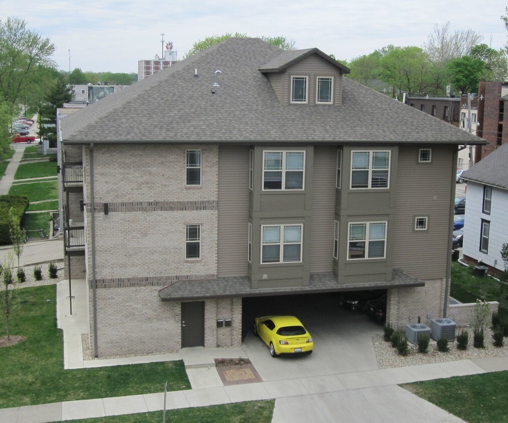 410 E Stoughton St Unit 1, Champaign, IL 61820 Room for Rent in