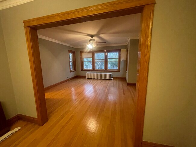 Building Photo - 5540 N Austin Ave