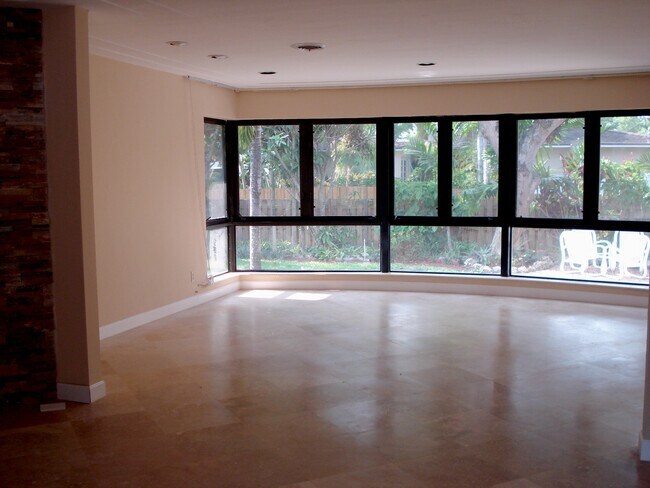 Living area - 1170 NE 97th St