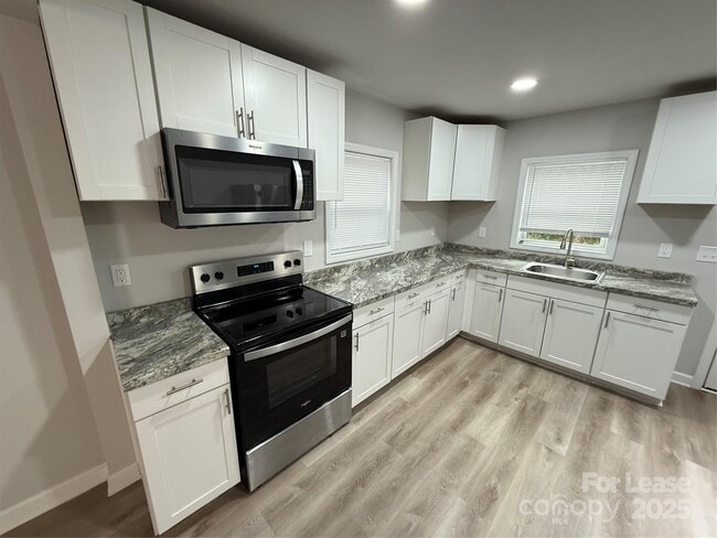 Foto del edificio - 705 N Main St