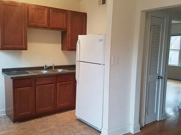 Building Photo - 2006 W Jarvis Ave