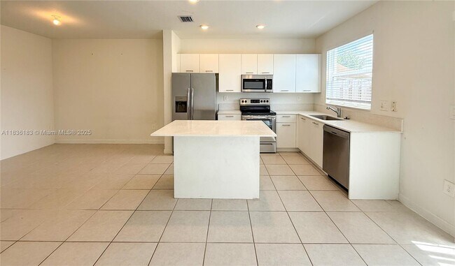 Foto del edificio - 12440 NW 23rd Ct