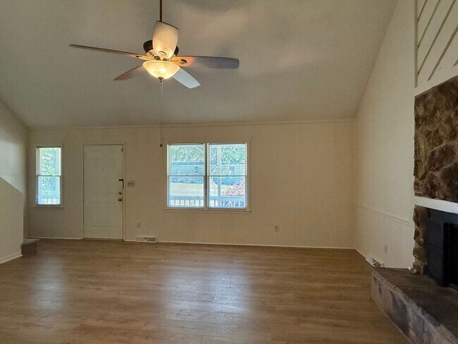 Foto del edificio - 2083 Ridgecrest Rd