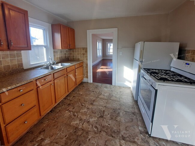 Building Photo - Charming 2 Bed, 1 Bath, Hardwood Floors, L...