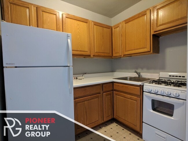 Building Photo - 711 W Belmont Ave