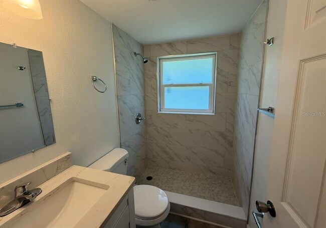 Foto del edificio - 5904 Kingsview Ln