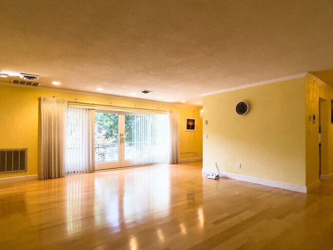 Foto del edificio - 1210 Greendale Ave