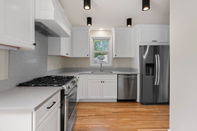 Kitchen - 915 Preston Dr