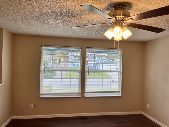 Foto del edificio - Room for Everyone in This Bright & Spaciou...