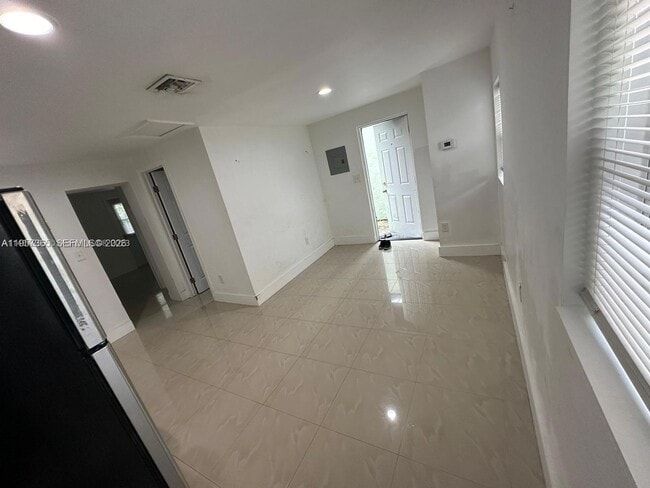 Foto del edificio - 920 NW 22nd Ct