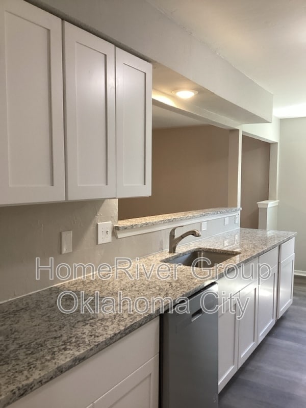 Building Photo - 5708 S Briarwood Dr