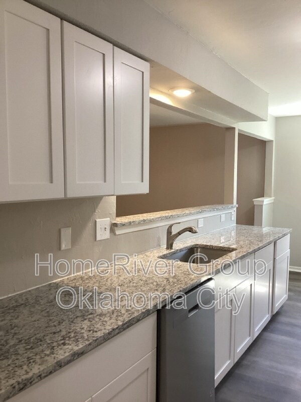 Foto del edificio - 5708 S Briarwood Dr