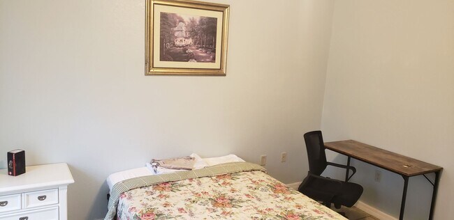 Foto del edificio - Room for rent. private bedroom with shared...