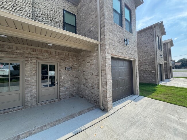 Foto del edificio - 221 N Elm St