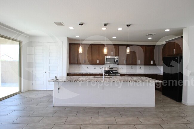 Building Photo - 9117 W Sells Dr