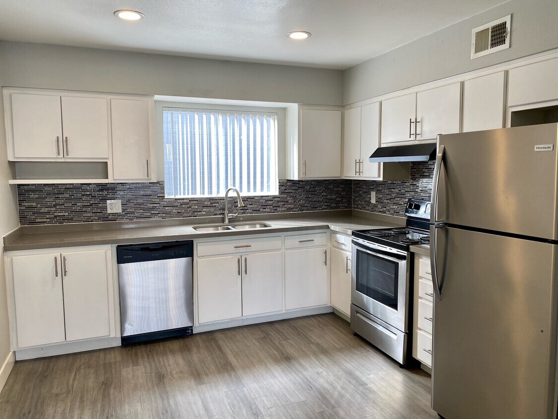 Primary Photo - 6542 N 17th Ave