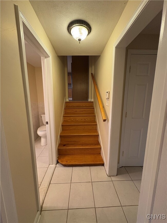 Building Photo - 215 Locksley Rd