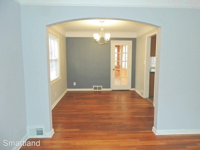 Building Photo - 3 br, 1.5 bath House - 266 E. 271st Street
