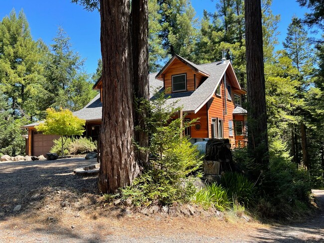 Building Photo - Two + bedroom 2 bath Private home on Three...