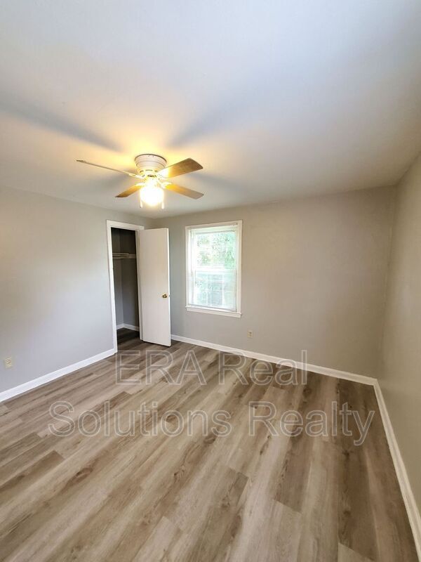Building Photo - 2815 Vanderberg Ave