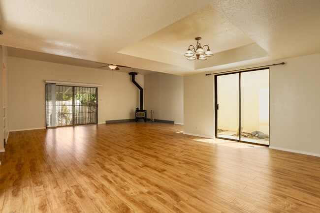 Building Photo - 6805 La Casa Bonita NE