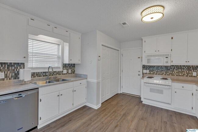 Building Photo - 212 Falcon Ridge Dr