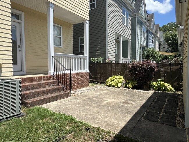 Building Photo - 527 Dubois Ct
