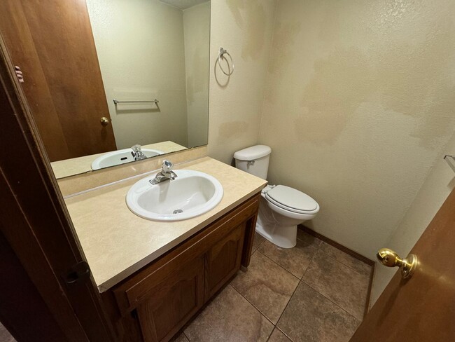 Building Photo - Updated 2 bedroom 1.5 bath Townhome in a g...