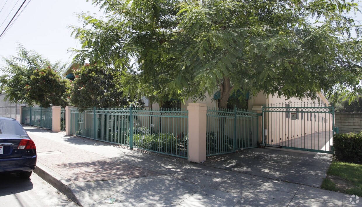 1181611820 Chandler Blvd, Valley Village, CA 91607 Apartments in